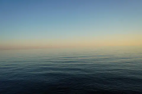 Ruhiges Meer im Abendlicht